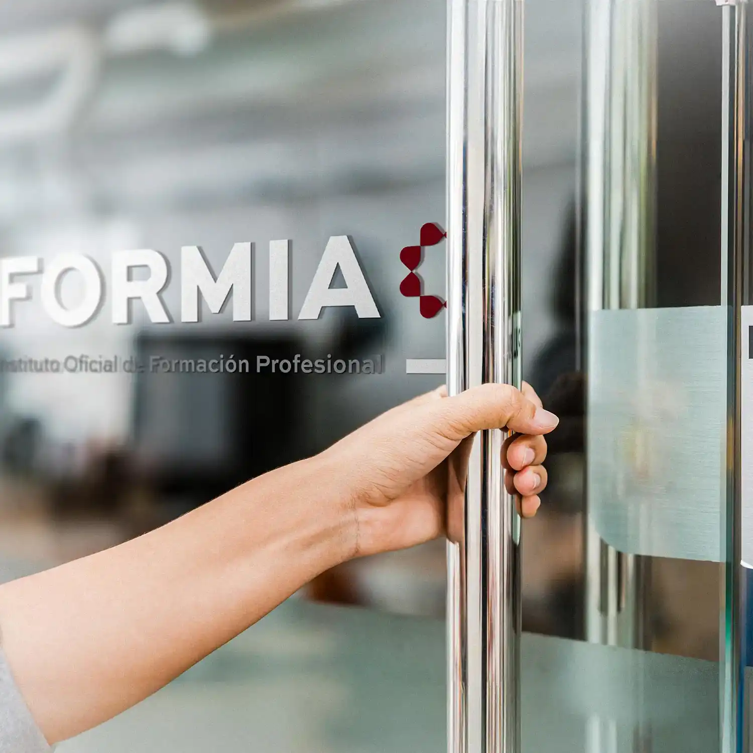 formia-instituto-fp-logo-puerta-de-cristal